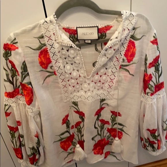 A super cute woman’s white floral blouse - Picture 1 of 2